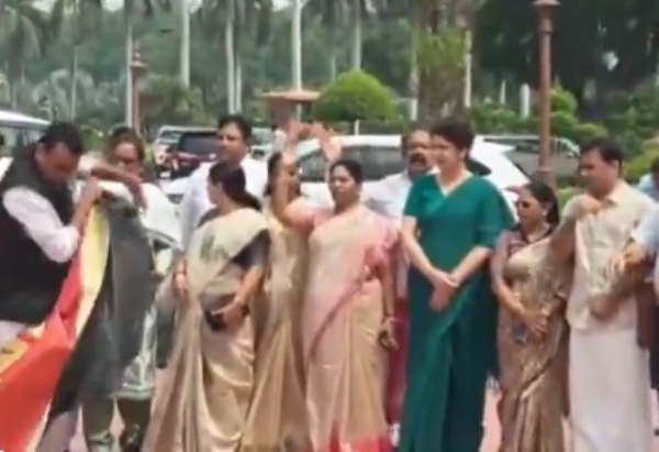 সংসদে বিরোধীদের হট্টগোল, ১২টা পর্যন্ত মুলতুবি লোকসভা ও রাজ্যসভা
