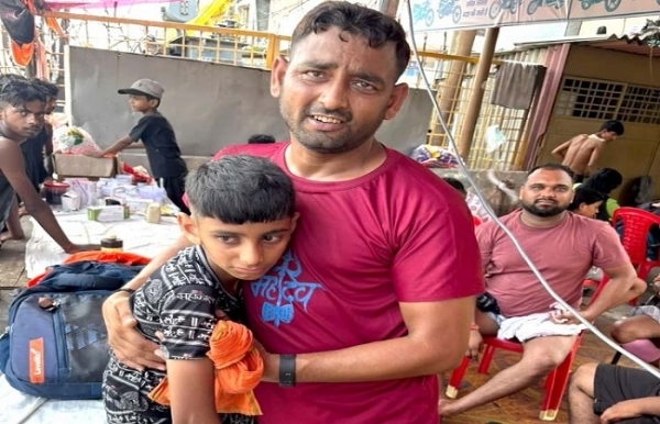 কাঁওয়ার মেলায় হারিয়ে যাওয়া শিশুকে পরিবারের হাতে তুলে দিল পুলিশ
