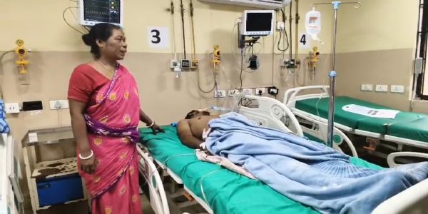 মত্ত অবস্থায় বাইক চালিয়ে ফিরতে গিয়ে বিপত্তি; বিদ্যুতের খুঁটিতে সজোরে ধাক্কা, গুরুতর আহত দুই বন্ধু
