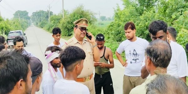 আউরাইয়ায় লাঠি দিয়ে হামলা, গাড়ির কাচ ভাঙচুর