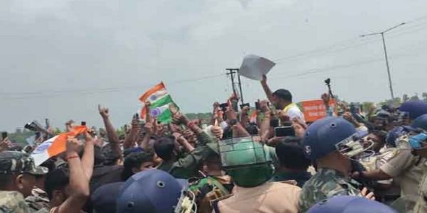 (আপডেট) ঝাড়খণ্ডে বিধানসভা অভিযানে ব্যারিকেড ভাঙলো পড়ুয়ারা, পুলিশ ও বিক্ষোভকারীদের সংঘর্ষ