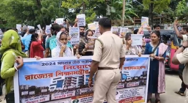 নিয়োগের দাবিতে আন্দোলন