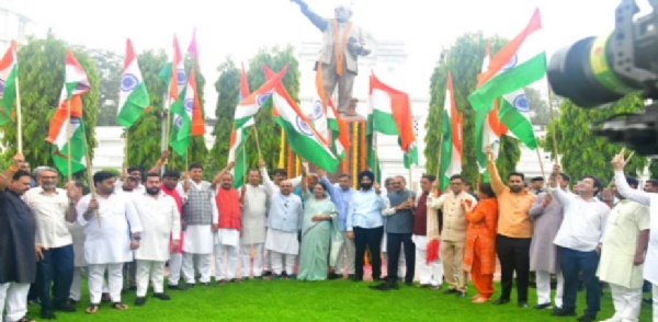 দিল্লিতে মহাধুমধামে আয়োজিত তিরঙ্গা যাত্রা