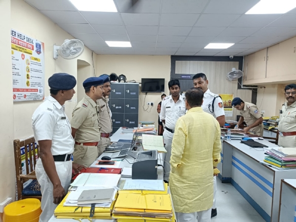 শ্রীরামপুর থানা পরিদর্শনে মন্ত্রী ভাস্কর ভট্টাচার্য