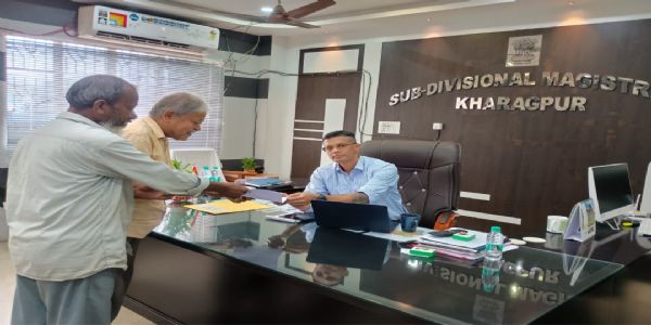 বাস স্ট্যান্ড উন্নয়নের দাবিতে খড়গপুর মহকুমা শাসকের কাছে স্মারকলিপি
