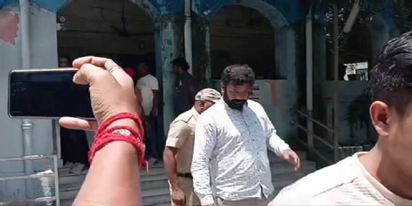চুঁচুড়ায় বামেদের আইন অমান্য আন্দোলন ঘিরে উত্তেজনা, গ্রেফতার তৃণমূল নেতা সুরেশ সাউ