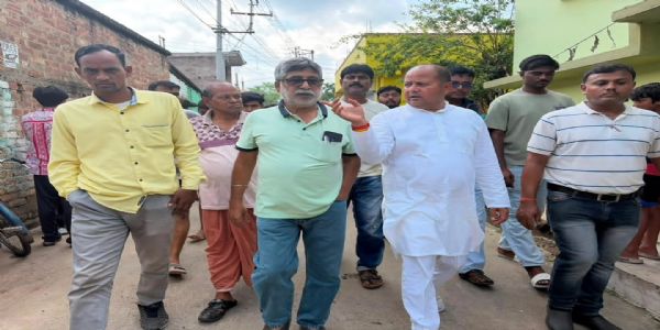 চাঁপদানির ১২ নম্বর ওয়ার্ডে রাস্তার কাজ পরিদর্শনে বিধায়ক দিলীপ সিং