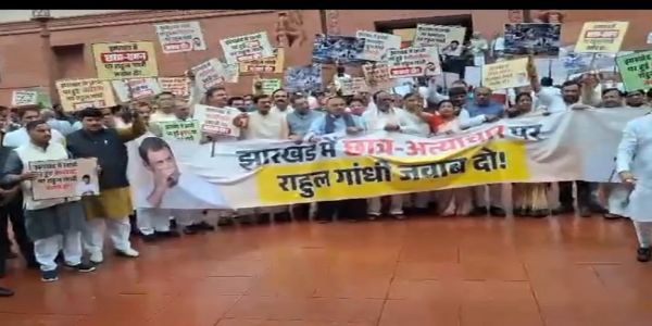 ঝাড়খণ্ডে ছাত্রদের উপর লাঠিচার্জের প্রতিবাদ, সংসদ চত্বরে এনডিএ সাংসদদের বিক্ষোভ