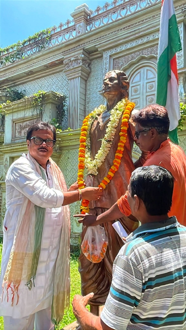 খুদিরাম বসুর প্রতিকৃতিতে মাল্যদান করছেন বিধায়ক সুবীর নাগ