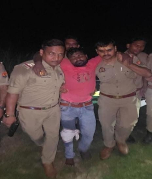 উত্তরপ্রদেশে পুলিশের গুলিতে জখম যুবতী খুনে অভিযুক্ত