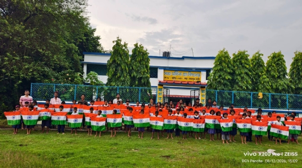 জাতীয় পতাকা হাতে ক্ষুদে পড়ুয়ার