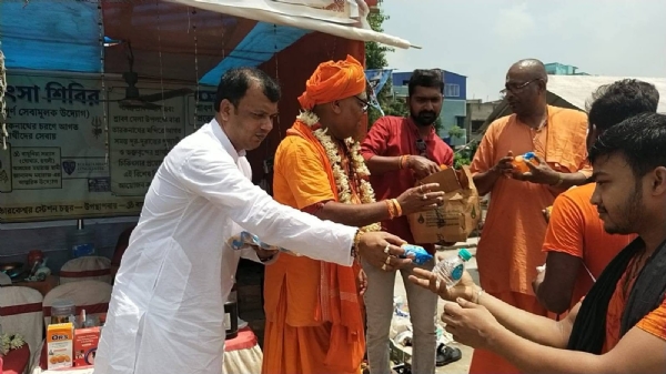 পুণ্যার্থীদের খাবার তুলে দিচ্ছেন বিধায়ক