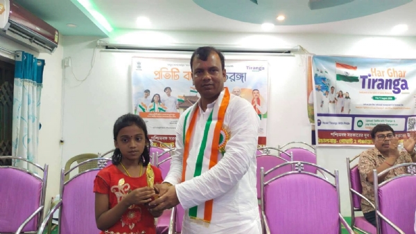 খুদে পড়বা দে হাতে পুরস্কার তুলে দিচ্ছেন গোঘাট বিধায়ক