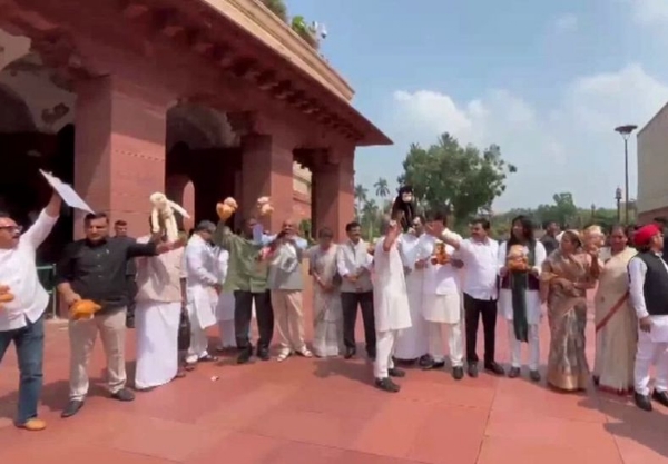 লোকসভার অধিবেশন অনির্দিষ্টকালের জন্য মুলতুবি, সংসদ চত্বরে বিরোধীদের ধর্না লোকসভার অধিবেশন অনির্দিষ্টকালের জন্য মুলতুবি, সংসদ চত্বরে বিরোধীদের ধর্না