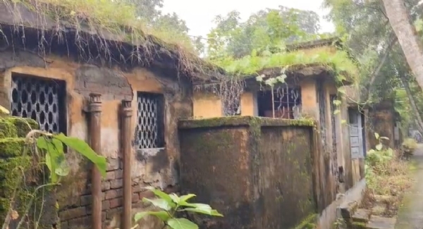 ভগ্নপ্রায় স্টাফ কোয়ার্টার ভগ্নপ্রায় স্টাফ কোয়ার্টার