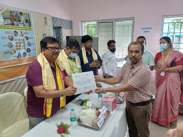শংসাপত্র তুলে দিচ্ছেন সুবীর নাগ