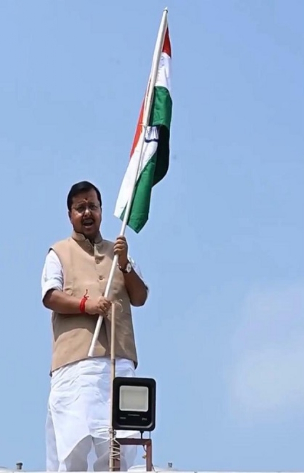নিজের বাসভবনে জাতীয় পতাকা উত্তোলন নিতিন নবীনের