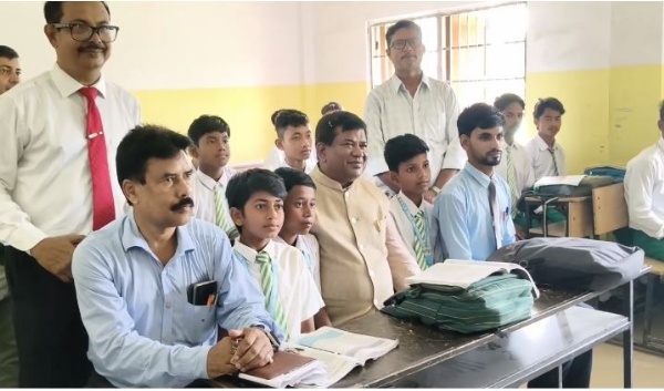 মুরলীগঞ্জ হাই স্কুলে বিধানসভা স্পিকার রথীন্দ্র বোস