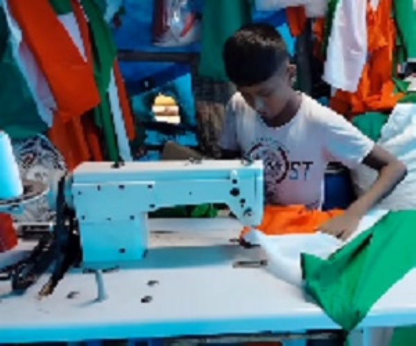 পতাকা তৈরিতে ব্যস্ত কারিগর পতাকা তৈরিতে ব্যস্ত কারিগর