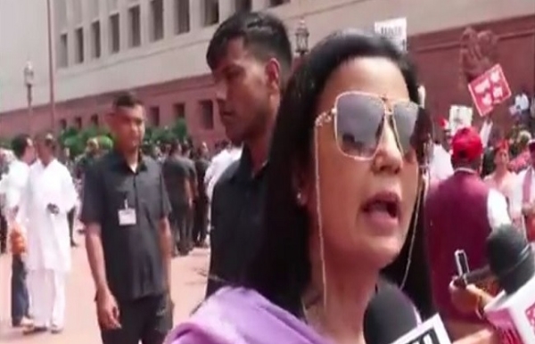 মহুয়া মৈত্র