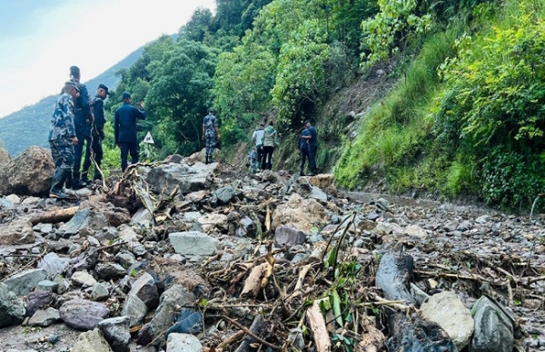 নেপালে প্রবল বৃষ্টিতে মধ্য পাহাড়ি লোকমার্গ অবরুদ্ধ, আটকে হাজার হাজার যাত্রী