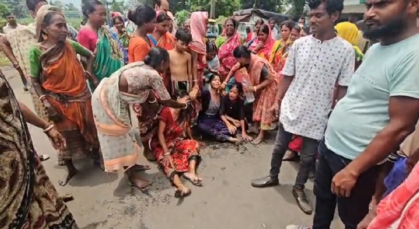 স্থানীয়দের পথ অবরোধ