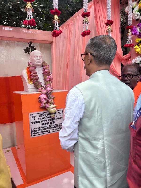 শ্যামাপ্রসাদ মুখার্জির মূর্তি উদ্বোধন করছেন দীপাঞ্জন চক্রবর্তী