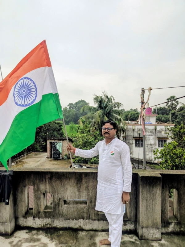 নিজের বাড়িতে পতাকা লাগাচ্ছেন সুশান্ত বেরা