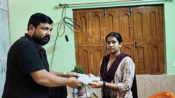 ক্যান্সার আক্রান্ত রোগীকে সাহায্য তুলে দিচ্ছেন বিমান ঘোষ