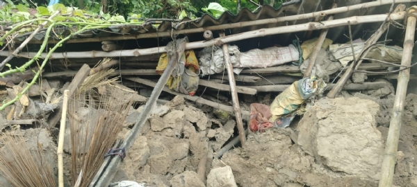 বৃষ্টিতে গোঘাটে ভাঙলো মাটির বাড়ি