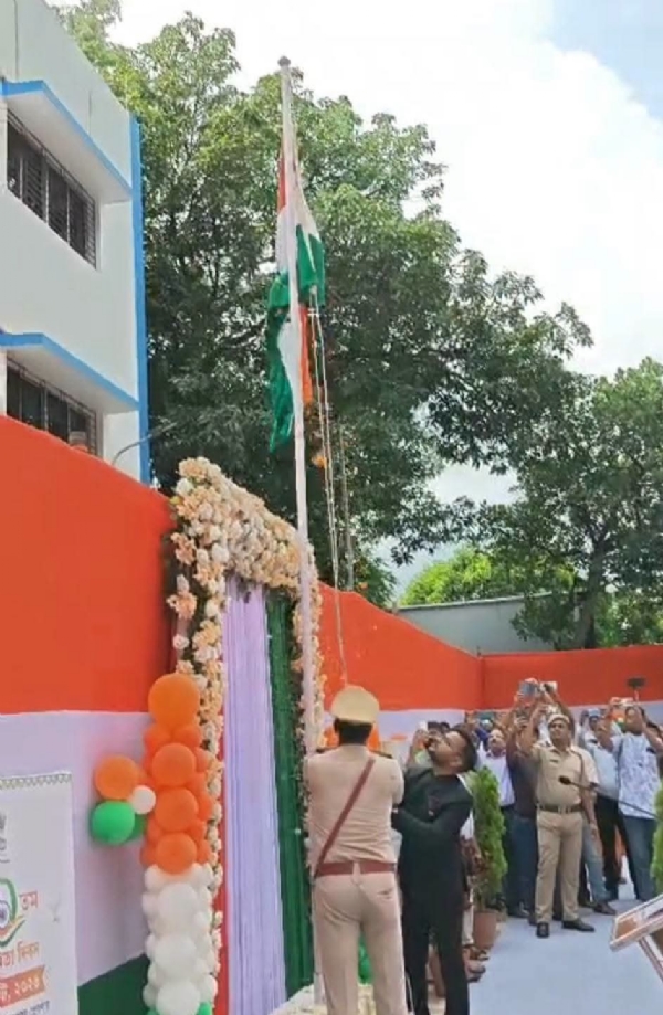 জেলাশাসকের দপ্তরে উত্তোলিত হচ্ছে স্বাধীনতা দিবসের পতাকা
