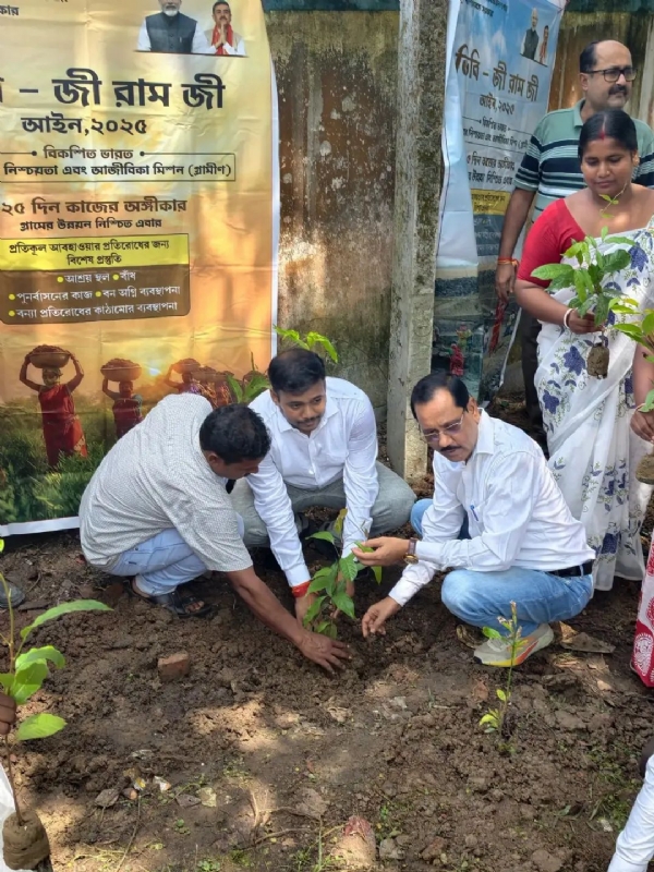 স্বাধীনতা দিবসে বৃক্ষরোপণ করছেন বিধায়ক সুশান্ত ঘোষ