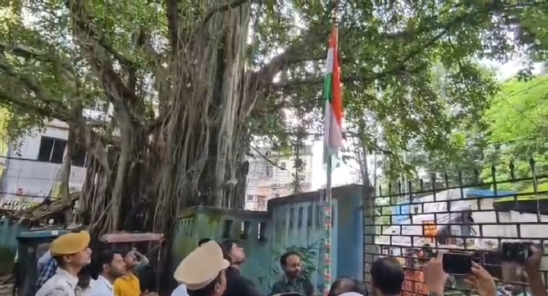 পতাকা উত্তোলন করছেন মহকুমা শাসক রবি কুমার
