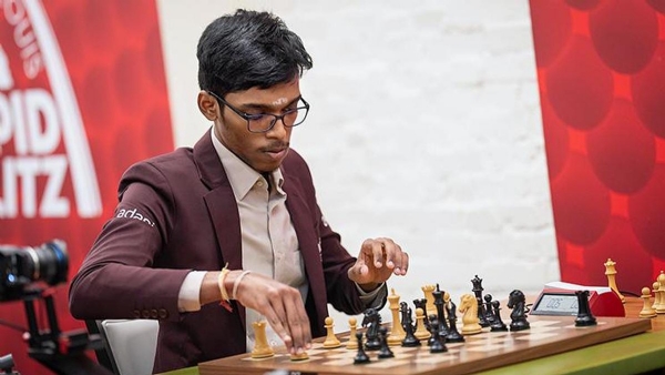সিনকুইফিল্ড কাপ ২০২৬: শীর্ষস্থানীয় ওয়েসলি সো-এর সাথে ড্র করল প্রজ্ঞানন্দ।  সেন্ট লুইস, ১৫ আগস্ট (হি.স.): গ্র্যান্ড চেস ট্যুরের অংশ সিনকুইফিল্ড কাপের পঞ্চম রাউন্ডে টুর্নামেন্ট লিডার মার্কিন যুক্তরাষ্ট্রের ওয়েসলি সো-এর সাথে শুক্রবার ড্র করার পর ভারতীয় গ্র্যান্ডমাস্টার আর প্রজ্ঞানন্দ পোডিয়ামে ওঠার পথেই রইলেন।  কালো ঘুঁটি নিয়ে ড্র হওয়ায়, ১০ জন খেলোয়াড়ের ৯ রাউন্ডের এই টুর্নামেন্টে প্রজ্ঞানন্দ পাঁচ ম্যাচ খেলে সম্ভাব্য পাঁচ পয়েন্টের মধ্যে ৩ পয়েন্ট নিয়ে যৌথভাবে দ্বিতীয় স্থানেই রয়ে গেছেন।  এর ফলে তিনি জিসিটি ট্যুরের অন্যতম সেরা খেলোয়াড় হিসেবে পুনরুত্থিত হন, কারণ এখন কেবল কোনো বড় ধরনের দুর্ঘটনাই তাকে এই বছরের শেষের দিকে জিসিটি থেকে নির্বাচিত চারজনের জন্য নির্ধারিত গ্র্যান্ড ফাইনালে যোগদান থেকে বিরত রাখতে পারে।  ৩.৫ পয়েন্ট নিয়ে ওয়েসলি যখন সুবিধাজনক অবস্থানে ছিলেন, তখন টুর্নামেন্টের আগে থেকেই ফেভারিট হিসেবে বিবেচিত যুক্তরাষ্ট্রের ফাবিয়ানো কারুয়ানা এবং জার্মানির ভিনসেন্ট কেইমার—এই দুইজনই নিজেদের সাদা ঘুঁটি নিয়ে সবচেয়ে গুরুত্বপূর্ণ মুহূর্তে জয়লাভ করে বড় ধরনের প্রত্যাবর্তন ঘটান।  পঞ্চম রাউন্ডে আর্মেনীয় থেকে আমেরিকান হয়ে যাওয়া লেভন আরোনিয়ানের বিরুদ্ধে দুর্দান্ত জয়ের মাধ্যমে কারুয়ানা ট্যাগ শিরোপা জিতে নেন, অন্যদিকে ভিনসেন্ট ফর্মহীন আনিশ গিরিকে এমন একটি ম্যাচে পরাজিত করেন যা ডাচম্যানটি বরং ভুলেই যেতে চাইবেন।  বর্তমান পরিস্থিতি অনুযায়ী, ৩১৫ পয়েন্ট নিয়ে প্রজ্ঞানন্দ, কেইমার, কারুয়ানা এবং ফ্রান্সের ম্যাক্সিম ভাচিয়ার-লাগ্রেভের চেয়ে আধ পয়েন্ট এগিয়ে আছেন।