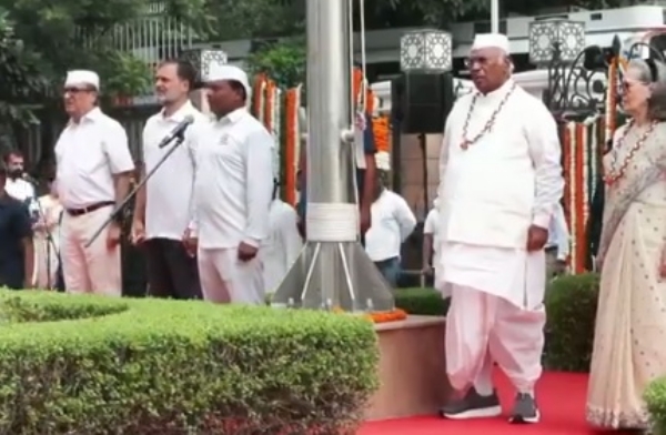 নতুন দিল্লির সদর দফতরে জাতীয় পতাকা উত্তোলন খাড়গের
