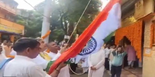 কলকাতায় সঙ্ঘ কার্যালয়ে তিরঙ্গা উত্তোলন দত্তাত্রেয় হোসবালের