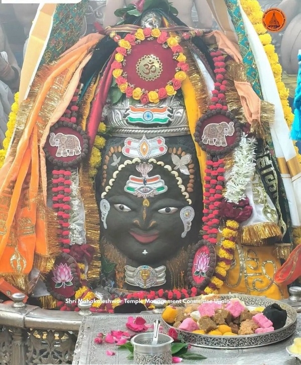 তিরঙ্গা ত্রিপুণ্ডে মহাকাল, ভস্ম আরতিতে শিবভক্তির সঙ্গে দেশভক্তির আবহ