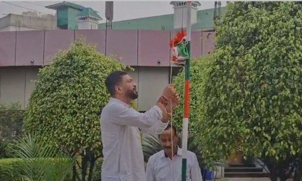 জাতীয় পতাকা উত্তোলন করছেন শঙ্কর ঘোষ