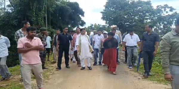 দুর্গাপূজার আগেই লক্ষ্মীছড়ার বাঁধের রাস্তা সংস্কারের আশ্বাস মন্ত্রী টিংকুর