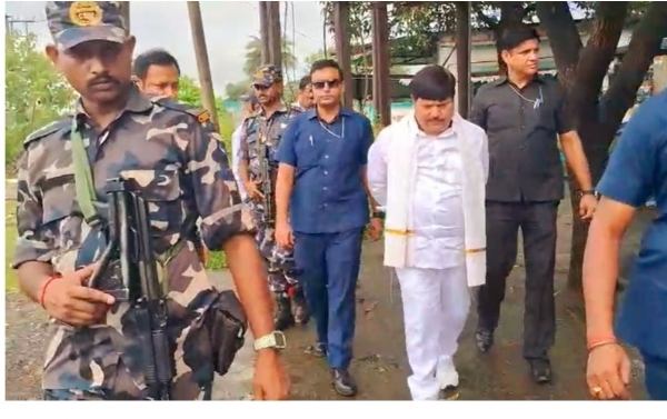 পরিদর্শনকালে মন্ত্রী