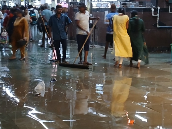 হাওড়া স্টেশনে ভরদুপুরেই বৃষ্টিস্নাত প্ল্যাটফর্মের ছবি হাওড়া স্টেশনে ভরদুপুরেই বৃষ্টিস্নাত প্ল্যাটফর্মের ছবি
