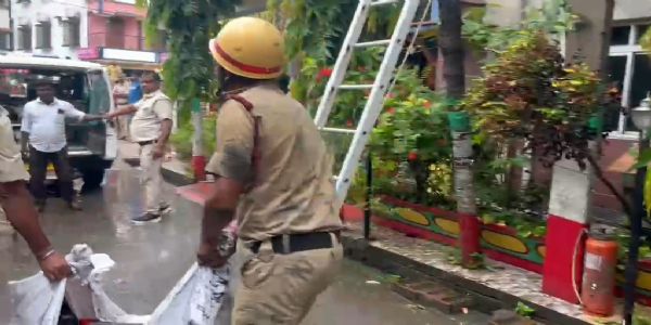 (আপডেট) তারাপীঠে ভয়াবহ অগ্নিকাণ্ডে মৃত্যু ৭, আহত একাধিক
