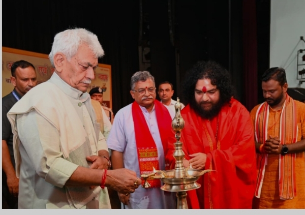 জম্মু ও কাশ্মীরের উপ-রাজ্যপাল (এলজি) মনোজ সিনহা