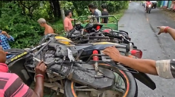 আরামবাগে দুর্ঘটনা গ্রস্থ মোটরবাইক
