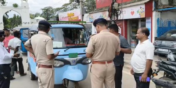 সীমানা পেরিয়ে শহরে ঢুকলেই কড়া ব্যবস্থা, উত্তর গেটে ট্রাফিকের অভিযানে আটক একাধিক ই-অটো