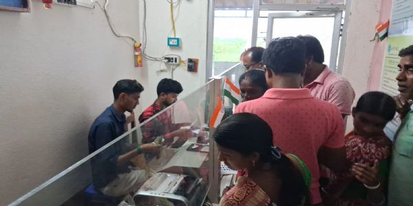 অন্নপূর্ণা যোজনার টাকা ঢুকতেই ব্যাঙ্কে ভিড়, উপভোক্তাদের মধ্যে উৎসাহ