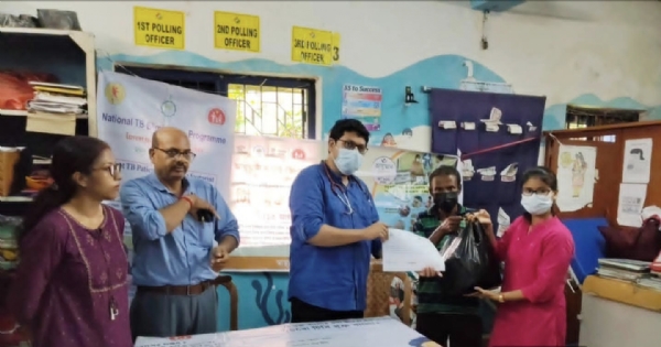 বিধায়ক তহবিল থেকে ঔষধ ও খাদ্য সামগ্রিক তুলে দেয়া হচ্ছে রোগীদের হাতে