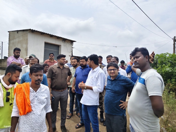 বন্যা পরিস্থিতি নিয়ে গ্রামবাসীদের সঙ্গে কথা বলছেন মহকুমা শাসক ও দুই বিধায়ক বন্যা পরিস্থিতি নিয়ে গ্রামবাসীদের সঙ্গে কথা বলছেন মহকুমা শাসক ও দুই বিধায়ক