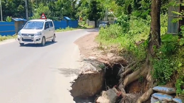 রাস্তা বেহাল অবস্থায়
