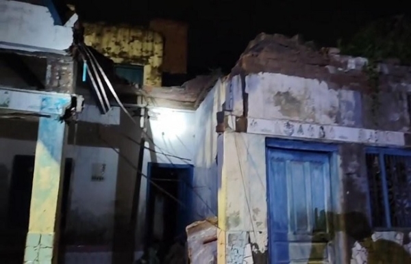 জৌনপুরে বৃষ্টিতে হুড়মুড়িয়ে ভাঙল পুরনো বাড়ি, রক্ষা পেলেন বাসিন্দারা